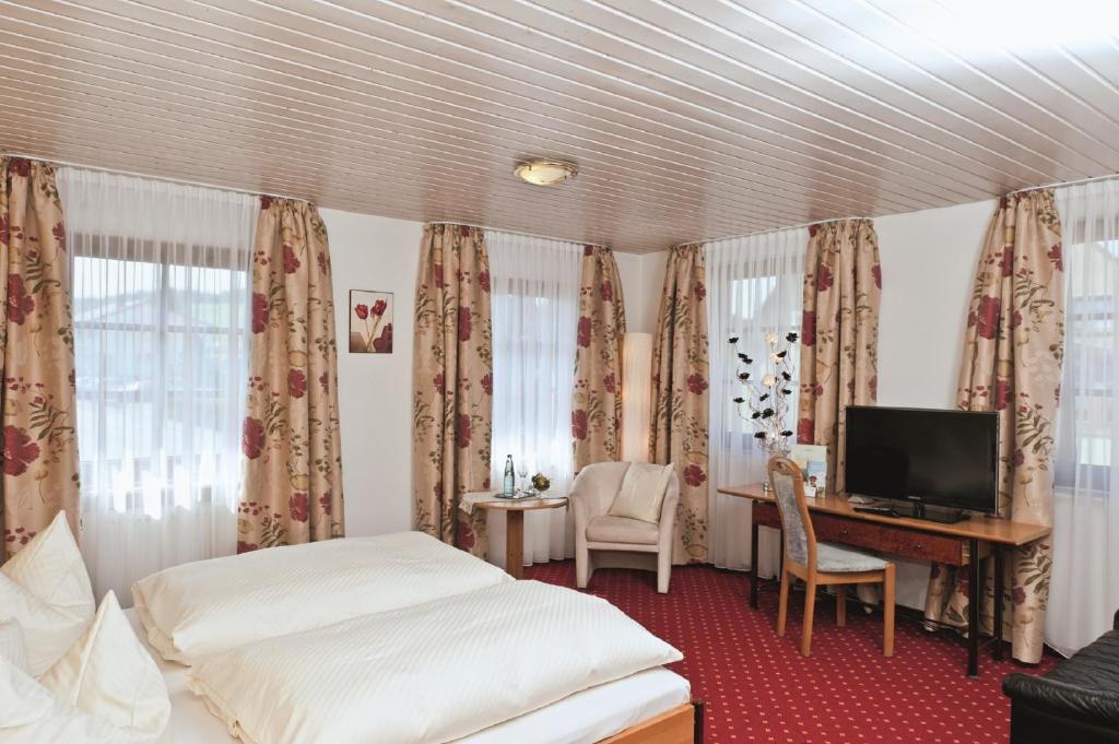Hotel Landgasthof Kranz Хюфинген Экстерьер фото
